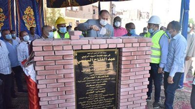 محافظ أسيوط يضع حجري أساس مشروعي صرف عرامية الخضيرى وديروط الشريف | صور
