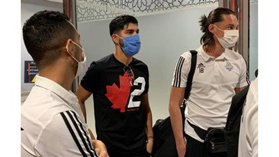 فرجاني ساسي يلتقي ببعثة بيراميدز في مطار الدار البيضاء| صور