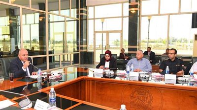 على ضفاف النيل: محافظ قنا يعقد اجتماعا مع 30  مستثمرا لبحث مشاكلهم | صور