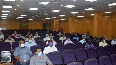 محافظ الأقصر يستعرض التقارير الأسبوعية لرؤساء المدن | صور