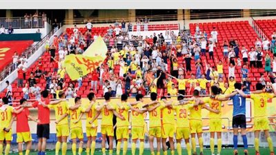 إيقاف مدرب أسبوع وخصم راتب شهر بعد اعتراضه على لون قميص ناديه