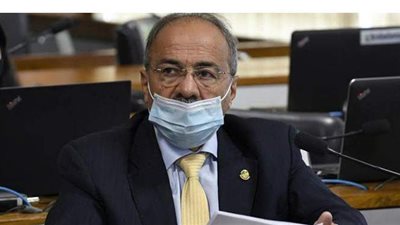 للهروب من الشرطة.. سياسي برازيلي يخبئ أمواله المشبوهة في سرواله القصير