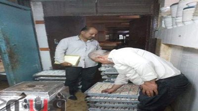 إغلاق وتشميع 25 منشأة غذائية مخالفة وإعدام أغذية فاسدة بالشرقية