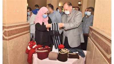 محافظ أسيوط يفتتح معرض منتجات الحرف البيئية | صور