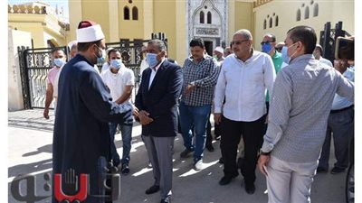 محافظ مطروح يتحاور مع المواطنين عقب أداء صلاة الجمعة بالمسجد الكبير