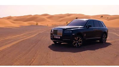 الصحراء تستقبل مهارات سيارات رولز رويس كولينان | فيديو