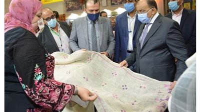 محافظ سوهاج: ١٢ عارضة لمنتجات التلى و٥ عارضين لمنتجات الأثاث بمعرض 