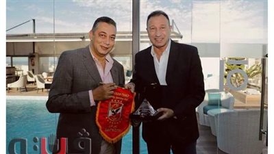 الخطيب يهدي درع وعلم الأهلي إلى السفير المصري بالمغرب