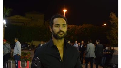 هاني شاكر وأحمد زاهر وكريم فهمي يشاركون في عزاء محمود ياسين | فيديو وصور