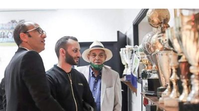 رئيس الرجاء يستقبل أمير مرتضى ويصطحبه فى جولة داخل النادي