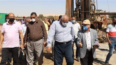 محافظ الوادي الجديد يدشن بئر ٦ بقرية الراشدة بتكلفة ٢.٣ مليون جنيه
