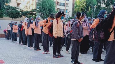 بالتباعد الاجتماعي والكمامات.. انطلاق طابور الصباح في مدارس الإسكندرية | صور