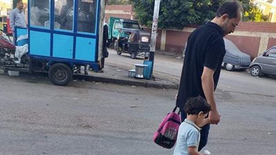 أولياء أمور طلاب الابتدائي يصطحبون أبناءهم للمدارس في أول أيام الدراسة بأسيوط | صور