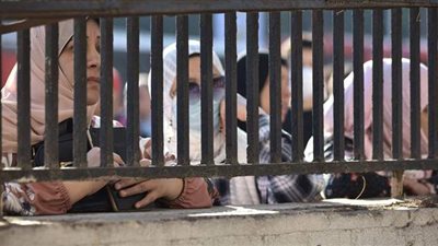 من خلف أسوار المدارس..  الأهالي يتابعون الطلاب في أول أيام الدراسة بالجيزة | صور