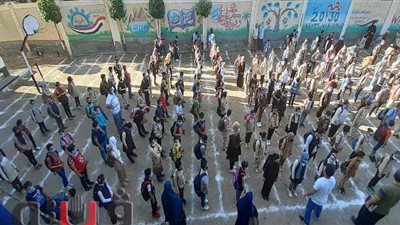 بالماسك والكحول.. توافد الطلاب على المدارس في أول أيام الدراسة بالغربية | صور