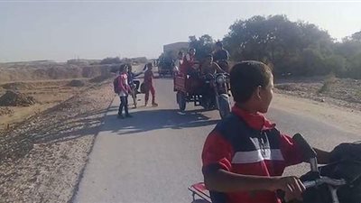 التروسيكلات والدراجات.. وسيلة مواصلات طلاب سوهاج للمدارس | فيديو