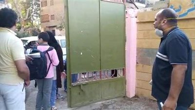 منع دخول طالب إلى مدرسة مصطفى كامل بالبساتين بسبب عدم ارتداء الكمامة | فيديو
