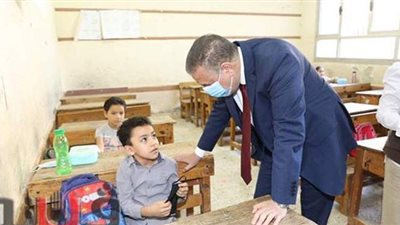 محافظ المنوفية يقرر إقالة مديرة مدرسة ويكافئ أخرى| صور