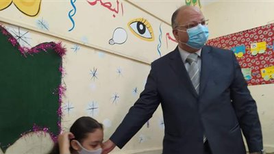 محافظ القاهرة يوزع شنط مدرسية على الطلاب في أول أيام الدراسة | فيديو
