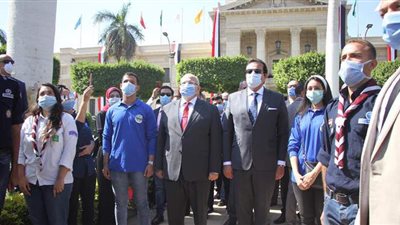 وزير التعليم العالي يشهد تحية العلم بجامعة القاهرة | فيديو وصور