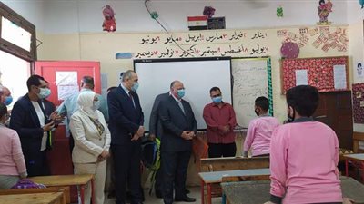 مدرس يشرح لمحافظ القاهرة طريقة الدراسة أون لاين من المنزل | فيديو