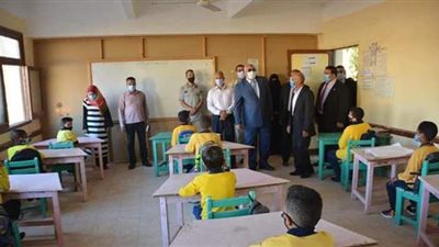 محافظ الوادي الجديد يتفقد مدرسة موط الإبتدائية بأول أيام العام الدراسي الجديد
