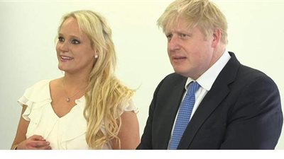 سيدة أعمال أمريكية تكشف أسرار علاقتها الغرامية مع رئيس وزراء بريطانيا