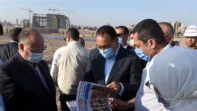 رئيس الوزراء يتفقد أعمال مشروع تطوير سور مجرى العيون