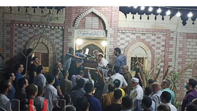 تشييع جثمان والدة الشهيد المنسي إلى مثواها الأخير بمقابر الروبيكى | صور