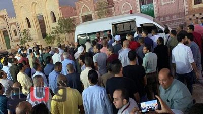 دفن جثمان والدة الشهيد المنسي بجوار قبره | فيديو وصور