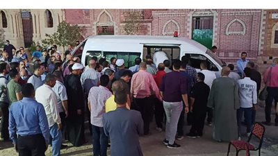 لحظة وصول جثمان والدة الشهيد المنسي إلى مقابر الروبيكى |فيديو