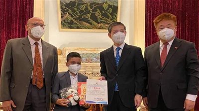 سفير الصين يسلم جوائز 