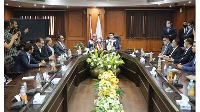 وزير الرياضة يبحث مع اللجنة الخماسية الاستعدادات المتعلقة بالمنتخبات الثلاث | صور