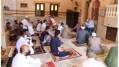 محافظ الوادى الجديد يتلقى عددا من المواطنين لحل مشكلاتهم