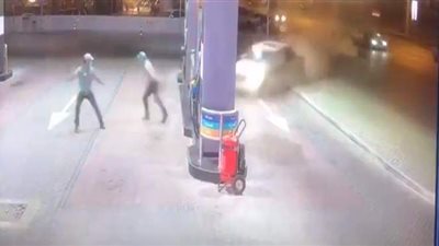 نجاة عاملين بأعجوبة بعد اصطدام سيارة بمحطة وقود في الإمارات | فيديو