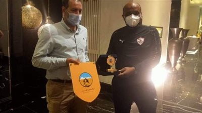 وفد المقاولون بالمغرب يزور بعثة الزمالك ويهدي درع الشركة لتيجانا