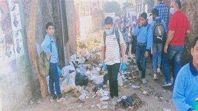 القمامة تستقبل الطلاب أمام مجمع مدارس أبو زعبل بالقليوبية