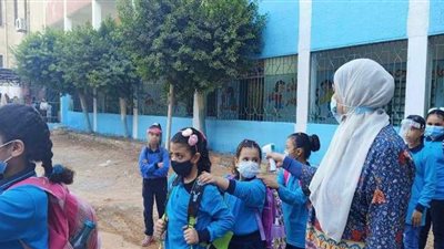 مدارس شبرا الخيمة تستقبل طلابها بالكواشف الحرارية | صور
