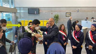 مطار القاهرة يستقبل بعثة الأهلي بممر شرفي وأكاليل ورود | صور