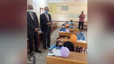 بالبالونات والمسافة الآمنة.. مدارس الأقصر تستقبل طلابها | صور
