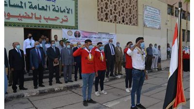 نائب رئيس جامعة الأزهر يشارك الطلاب مراسم تحية العلم ويوزع الهدايا على الطلاب