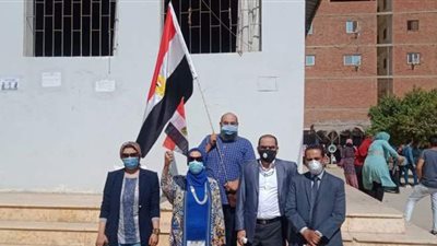 عميدة المعهد العالي للخدمة الاجتماعية ببنها تحيي العلم في أول يوم دراسي  ​