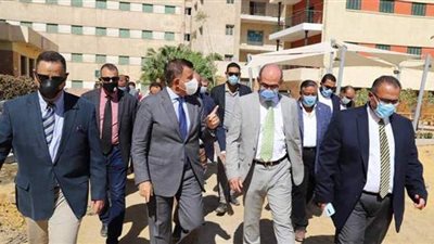 رئيس ونائب رئيس جامعة عين شمس يتفقدان أول مطعم مفتوح على أحدث طراز عالمي