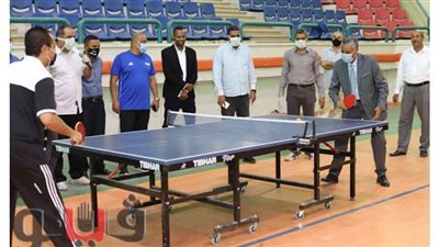 رئيس جامعة جنوب الوادي يشارك الطلاب لعبة تنس الطاولة| صور