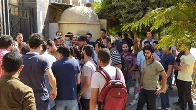 تجمع العشرات من خريجي دفعة 2020 لكليات العلوم والتربية والحقوق بجامعة طنطا | صور