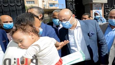 محافظ بني سويف يوجًه بسرعة فحص طفل يحتاج لعملية جراحية