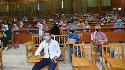 نائب رئيس جامعة أسيوط يتفقد عددا من الكليات بأول يوم دراسى | صور