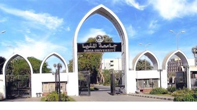 رئيس جامعة المنيا يتابع تطبيق نمط التعليم الهجين خلال محاضرته المباشرة