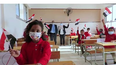 شاهد.. إجراءات تأمين المدارس وفرحة أبناء الشهداء مع رجال الشرطة داخل الفصول | فيديو