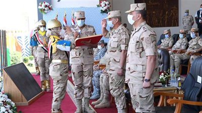 وزير الدفاع يشهد الاحتفال بتخريج دفعات جديدة من المعاهد الصحية